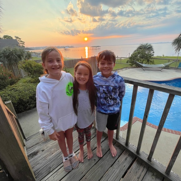 Meet your Posher, Lorissa - Picture 2 of 3